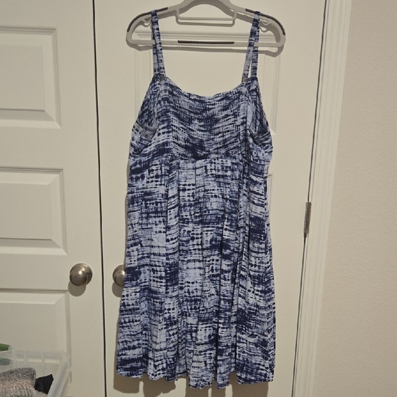 Torrid Navy and White Hi-Low Tie-Dye Top - Picture 3 of 3